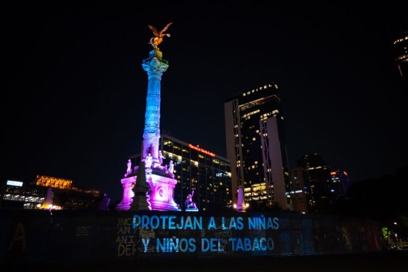 Iluminan monumentos y piden impuestos al tabaco