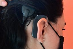 Salud auditiva, entregan 206 implantes cocleares