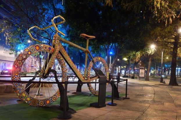 Arte huichol llega a Paseo de la Reforma