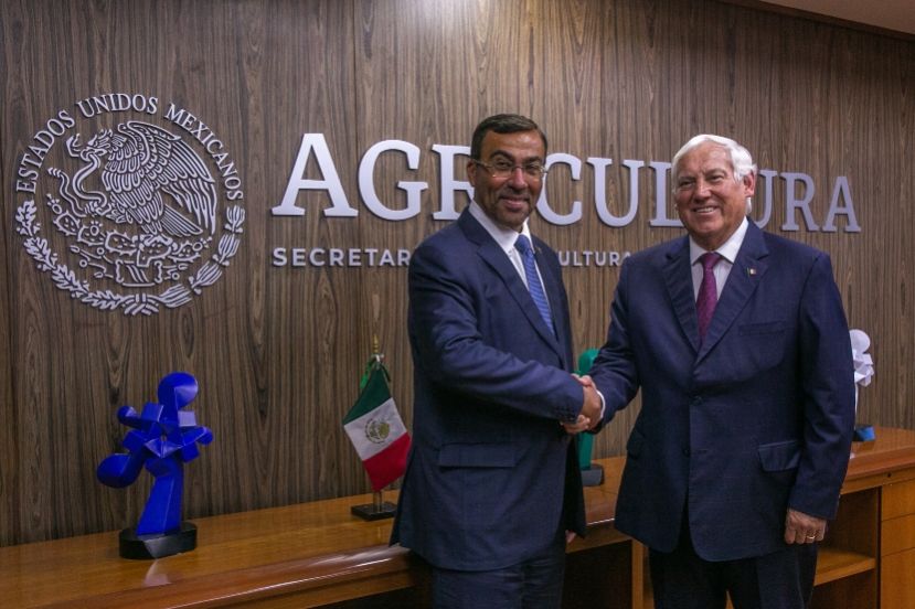 El titular de Agricultura, Víctor Villalobos y el Ministro Ahmed Ali Al Sayegh.