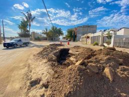OOMSAPAS Los Cabos realiza reparación de ducto en la colonia Hojazen
