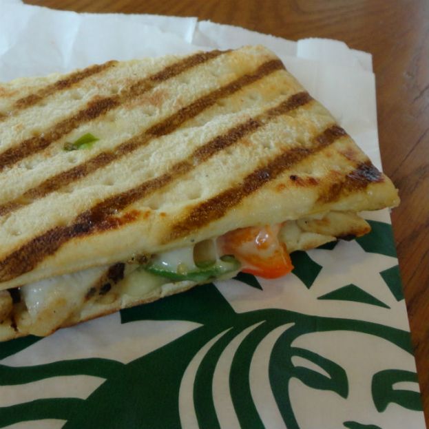 Starbucks retira sandwiches por bacteria