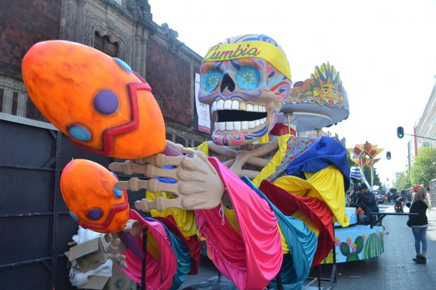 Celebran la vida en colorido desfile del Día de Muertos