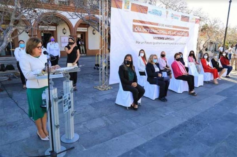 Lorena Cortés encabezó la ceremonia en conmemoración del Día de la Mujer